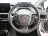 ステアリングから手を離さず、運転に集中したままオーディオ等の操作や安全装置の設定などが行えます。