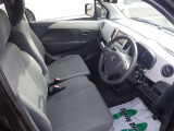 高いホールド性で運転姿勢が安定します。長距離ドライブでも疲れにくいのが魅力です。快適なドライビングライフをお送りください♪