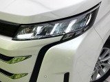 【LEDヘッドライト】悪天候や夜間走行時も良好な視界を確保し安心して運転できる高輝度LEDヘッドライトを装備!点灯速度が早く、消費電力も抑えられています。