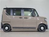 リアには左右スライドドアを採用。狭い駐車場でも開閉しやすく、強風の日でもドアが煽られにくくなっております。小さなお子さまやご年配の方も安心して乗り降りできます。