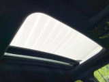 【サンルーフ】開放感たっぷりの希少装備、サンルーフが装着されています!車内に明かりを取り入れたり景色を楽しむ以外にも、車内の空気も簡単に換気できて快適です!