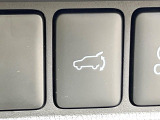 【パワーバックドア】スマートキーや運転席のボタンを押すだけでリアゲートが自動で開閉します!荷物を持っている時や、高い位置にあるバックドアを閉める際に便利な機能です♪