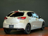 【MAZDA2】マツダのメーカー名を冠したコンパクトカーです。小さめの車体で運転しやすく、かつ5人乗りなので、家族が増えても安心です。「好きを探せる相棒」をコンセプトに誕生しました。外装は研磨をしております