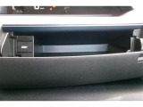 運転席前のダッシュボードにボックスが設置されています。ボックスティッシュも収納可能ですし、お好みのものを収納してみては♪また、USB端子が付いています。