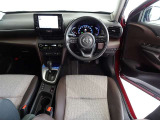 革巻きステアリングで快適な操作性の運転席です。