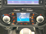 【オートエアコン】一度お好みの温度に設定すれば、車内の温度を検知し風量や温度を自動で調整。暑い&hellip;寒い&hellip;と何度もスイッチ操作をする必要はありません。快適な車内空間には必須の機能ですね♪