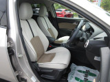 フロントシートは心地よいフィット感と程よいホールド性能を両立させ、今までになく快適にドライブを楽しんでいただける、マツダ自慢のシートです!