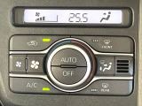 【オートエアコン】一度お好みの温度に設定すれば、車内の温度を検知し風量や温度を自動で調整。暑い&hellip;寒い&hellip;と何度もスイッチ操作をする必要はありません。快適な車内空間には必須の機能ですね♪