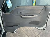 パワーウィンドウや自動ドアロック機能もございます。