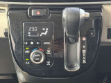 ボタンでの簡単な操作で室内を快適な温度にします。夏場・冬場でも快適なドライブができます!さらにクリーンフィルターの採用で車内の空気をキレイにするなど、いろいろな機能を持つ便利なオートエアコン。