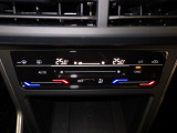タッチコントロール式2ゾーンフルオートエアコンパネル。運転席、助手席それぞれ独立して温度管理が可能です。花粉やダストを除去するフレッシュエアフィルターも装備され、クリーンな室内環境を保ちます。