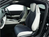 からだを包み込むような形状で、長時間の運転をサポートするホールド感のあるフロントシート。