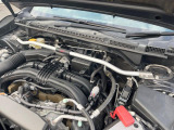 【STIタワーバー】お車の剛性を高めるタワーバーを装備。よりスムーズなコーナリング走行が可能となり、走りも楽しめます。