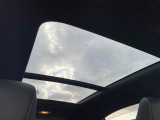 【大型サンルーフ】車内の解放感が一気に上がる大型のパノラマルーフ!季節を問わず開放的で快適なドライブをお楽しみいただけます。流通量も少なく希少価値の高い人気の装備です♪