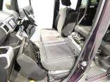 【便利なシートアレンジ】助手席を前に倒すとテーブルとしてお使い頂けます。車内での軽食やちょっとした作業スペースとしても重宝する便利な機能です。