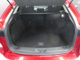 CX-60の、大きなラゲッジルームです。左右の張出しが少なく、フラットな床面ですのでお荷物も載せやすくなっています。