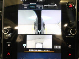 左右のサイドカメラ映像を同時に表示し、車両周囲の死角をしっかりカバー。狭い道や駐車時の接触リスクを減らし、安心して操作できる視界を確保します。