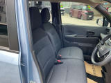運転席まわりです。実際に座ってみて、乗り心地を体験してみてください,視界も良好です