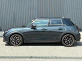 【MINI NEXT 認定中古車】安心の保証プログラムや延長保証など、MINI NEXT車両をご購入いただいたオーナーの皆様に、より快適なMINIライフを楽しんでいただくためのユニークなサービスをご用意しております。