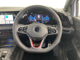 GTIの個性を際立たせる赤のライン、専用のインテリア。先進のテクノロジーをまとい力強い加速でアグレッシブなドライブをあなたに。