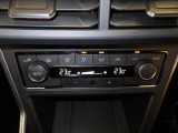 2ゾーンフルオートエアコン。運転席、助手席それぞれ独立して温度管理が可能です。花粉やダストを除去するフレッシュエアフィルターも装備され、クリーンな室内環境を保ちます。