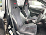 【専用スポーツシート】ホールド性に優れ、カーブ時の体が流れを抑制してくれます。また、体にフィットするから腰や背中が疲れにくく、ロングドライブや高速走行でも快適にお過ごしいただけます♪
