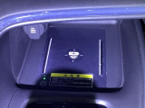 Qi対応のスマートフォンを置くだけで充電ができます。