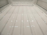 【丈夫な荷台フロア】サビや傷に強い工夫がされており重い資材も気兼ねなく積めます。フックも多数備わっており、ロープでの荷物の固定もしっかりと行えます。
