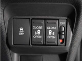 【パワースライドドア】車外・車内のドアハンドルからはもちろん、運転席スイッチやリモコンキーからも開閉操作が可能。挟み込み防止機能もあり、お子さまの乗り降りも安心。