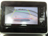 カラーで後方映像をモニターに映し出してくれるので、ショッピングモールのような狭い駐車場であったとしても障害物を見つけ、楽々駐車することができますね。