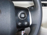 ステアリングスイッチ付きで、運転中に視線を前に向けたまま操作できます。