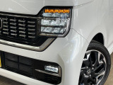 【LEDヘッドライト】悪天候や夜間走行時も良好な視界を確保し安心して運転できる高輝度LEDヘッドライトを装備!点灯速度が早く、消費電力も抑えられています。