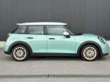 【ショールーム】ショールーム内にも車両を展示し、MINI好きなお客様にとって居心地のよい空間づくりを行っております。見学だけでも結構ですので、インターパークでのお買い物がてらぜひご覧にいらしてください。