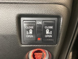 リアドアは乗り降りに便利な両側電動スライドドアです。また運転席に座っていながらスイッチ操作で自在にスライドドアを開け閉めできます。