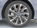 純正18インチアルミホイール。 タイヤサイズは225/45R18