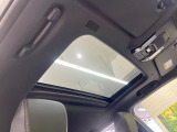 【ガラスルーフ】ガラスルーフ搭載で車内の解放感が一気にアップ!開放的なドライブをお楽しみいただけます。
