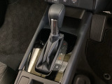 「e:HEV」搭載車です。日常シーンのほとんどをモーターで走行し、高速クルージングなどモーターよりもエンジンの方が効率が良い領域はエンジンで走行、あらゆる領域で優れた燃費走行を実現します。
