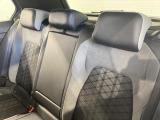シートは適度な硬さによって長時間の運転でも疲れにくいと定評があります。国産車とは全く違った座り心地ですが、長年培われた欧州の椅子文化をご体感ください。