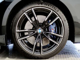 BMWの純正アロイホイールは軽量かつ強度にも優れているホイールで走行性能を引き上げる設計になっております。足元にもBMWは妥協がなくこだわっている個所になります。