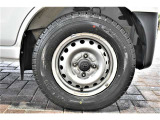タイヤサイズは145/80R12です。