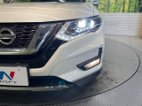 【LEDヘッドライト】悪天候や夜間走行時も良好な視界を確保し安心して運転できる高輝度LEDヘッドライトを装備!点灯速度が早く、消費電力も抑えられています。