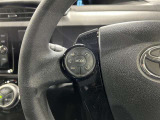 ステアリングスイッチ付きで、運転中に視線を前に向けたまま操作できます。