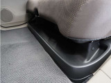 ◆リアシートアンダートレー◆濡れた傘や置靴などをすっきりとしまえる大型のトレー。取り外して、手軽にお手入れもできます。