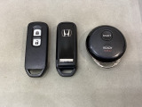 スマートキーを装備しています。鍵を差し込むことなくドアロックの開け閉めと、スタートボタン操作でのエンジンスタートができます。加えて、純正リモコンエンジンスターター用の操作キーもついています。