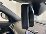 自動防眩機能を備えたルームミラー。ETC車載器を搭載しておりスタイリッシュかつ機能性を兼ね備えております。