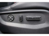 運転席は8ウェイ、助手席は4ウェイのパワーシートを装備しています。シートの前後位置や角度、高さを電動で細かく調整でき、好みに合わせた快適なドライビングポジションを実現します。