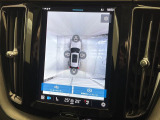【360&deg;ビューカメラ】4台の高解像度カメラで360度の鳥瞰図を表示。隣の車や壁、死角にある障害物などを画面で確認できるため、狭いスペースでの駐車・出入りも安心です。