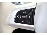 運転中にステアリングから手を離さなくてもオーディオ操作が出来るスイッチを装備しています。走行中に視線を逸らさず出来る手元操作は安全運転につながります。