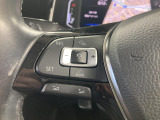 ◆クルーズコントロールにレーダーセンサーを組み合わせ、先行車を測定し設定されたスピードを上限に自動で加減速を行います。一定の車間距離を維持することで、長距離走行でのドライバーの疲労を低減させます。