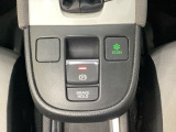 セレクトレバーの下に電子制御パーキングブレーキがあります。スイッチひとつで、停車した地点の傾斜などをシステムが検知・判断してブレーキ力を自動的に最適制御し、しっかり停車できるパーキングシステムです。